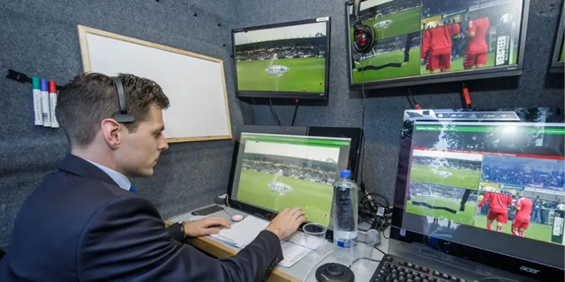 Một số lợi ích của VAR đối với trọng tài, cầu thủ và người hâm mộ